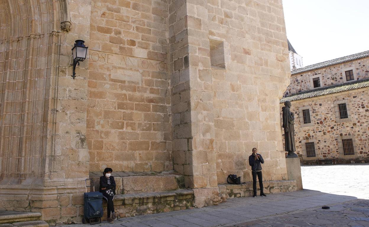 La inscripción, grabada durante el franquismo con el nombre de José Antonio, se sitúa en la fachada de la concatedral de Santa María. 