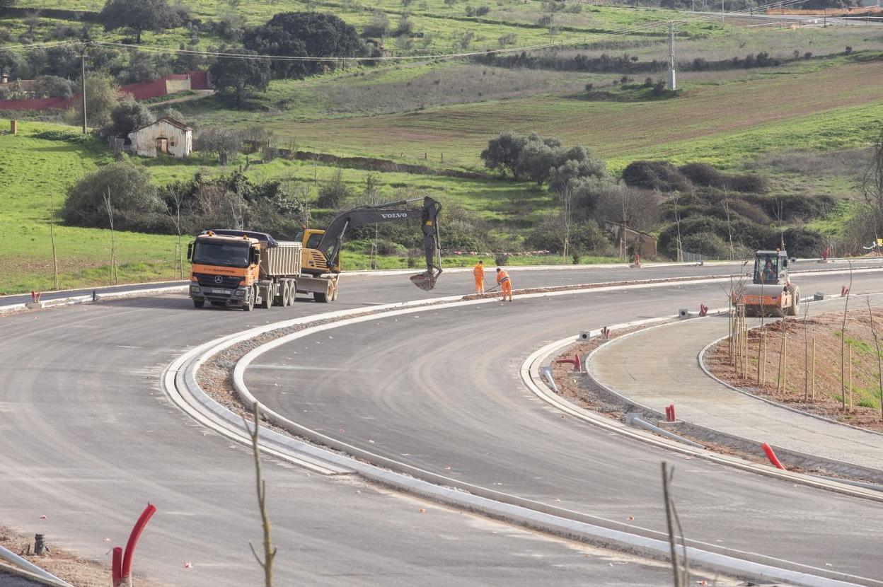 Trabajos en la mediana de la Ronda Sureste, a la que le quedan varios remates pendientes para abrir. 