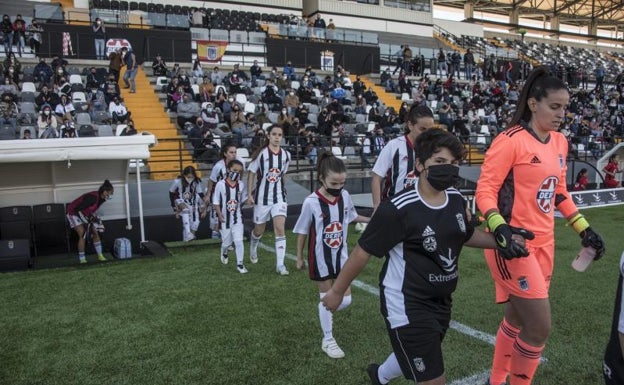 La portera Patricia Asensio sale de la mano de las benjaminas en el derbi ante el Mérida. 