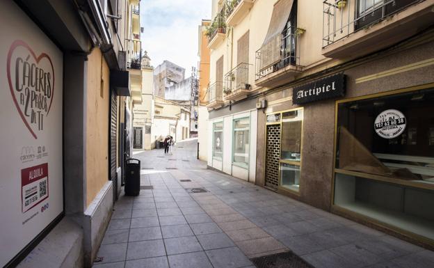 Estos locales vacíos de Donoso Cortés llevan meses cerrados. 