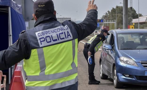 Agentes de la Policía Nacional paran a un vehículo en la frontera de Caya este sábado. 