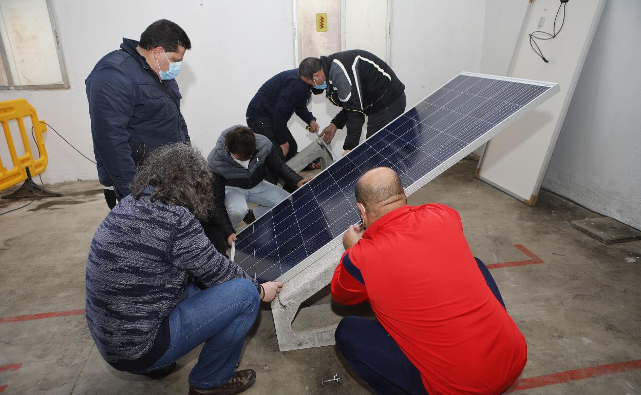 Alumnos en un curso de fotovoltaicas en Cáceres. 