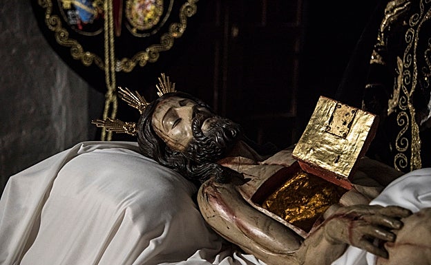 El Cristo Yacente se muestra hoy y mañana con el sagrario abierto.