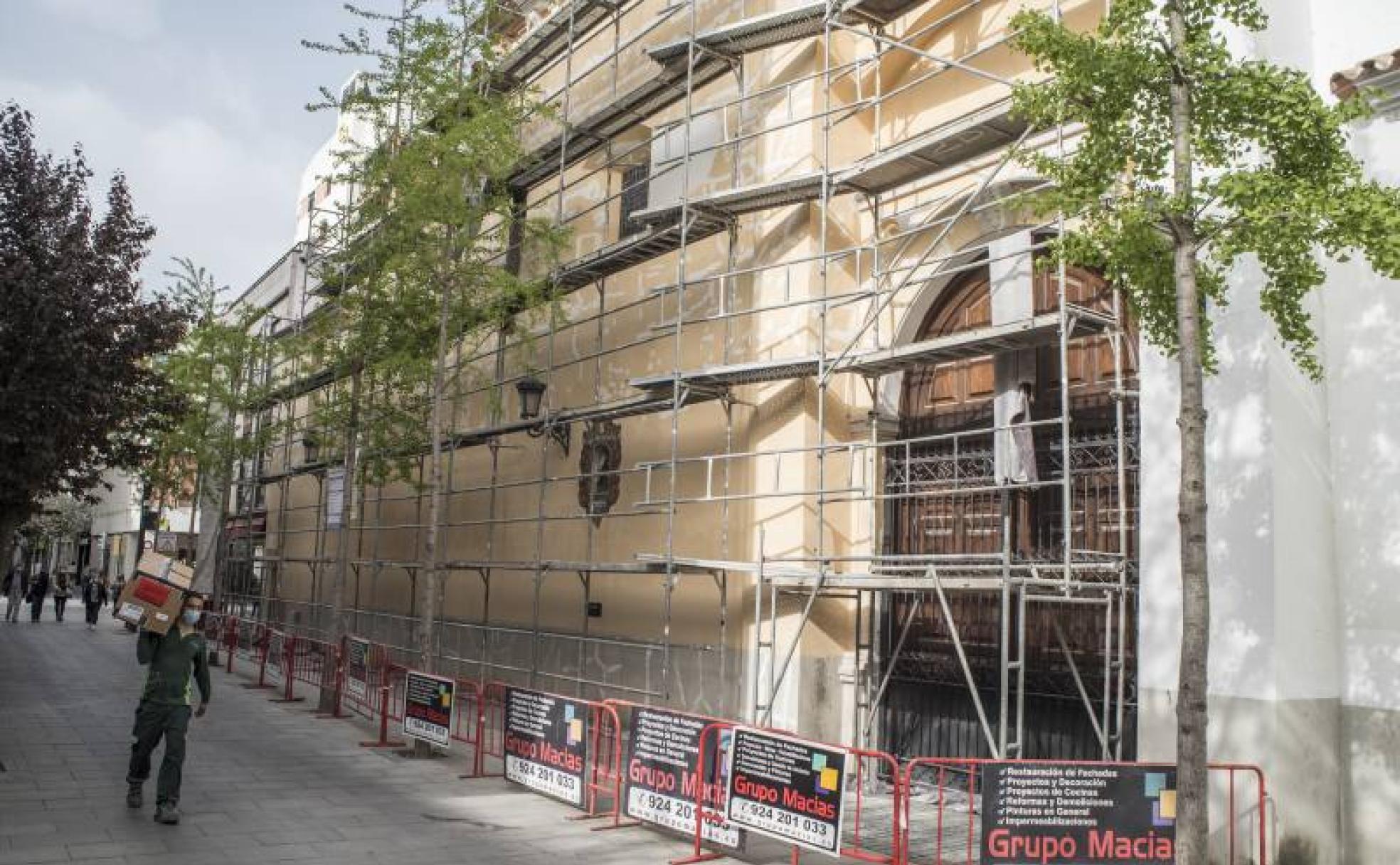 Fachada del convento de las Descalzas, cubierto por el andamio.