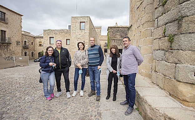 Estos seis pacenses paraban en Cáceres tras visitar el cerezo en flor. 