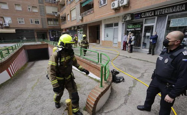 Los bomberos accedieron en un primer momento por la puerta del portal número 5