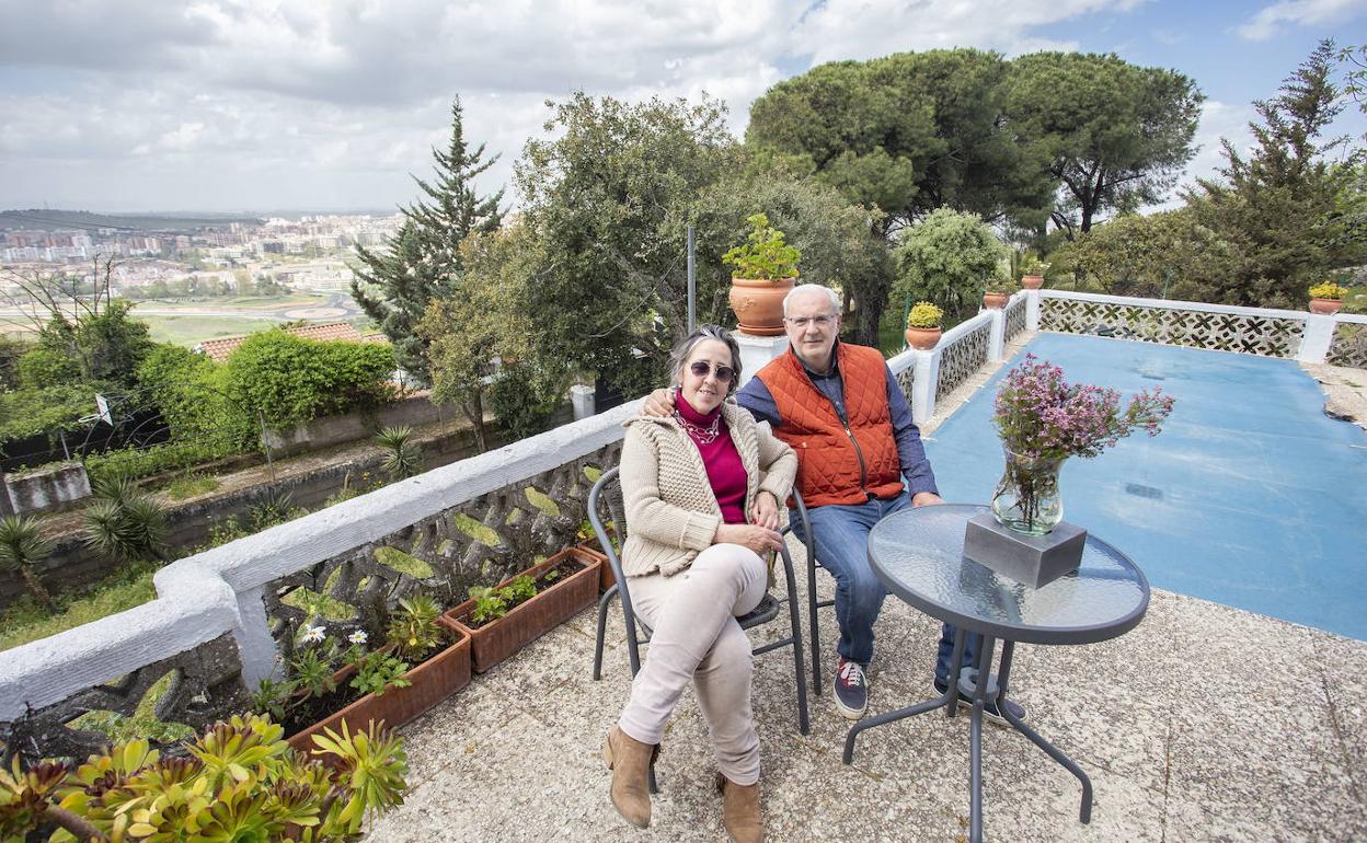 Celia Martín y Santos Benítez, en su casa de campo de La Montaña, donde se instalaron días antes del confinamiento.