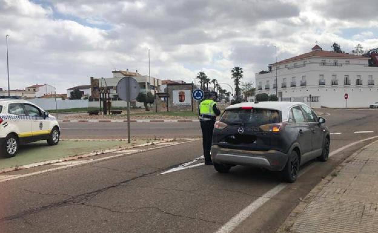 Controles de la Policía Local de Guareña a la entrada de la población en la rotonda de la Estación