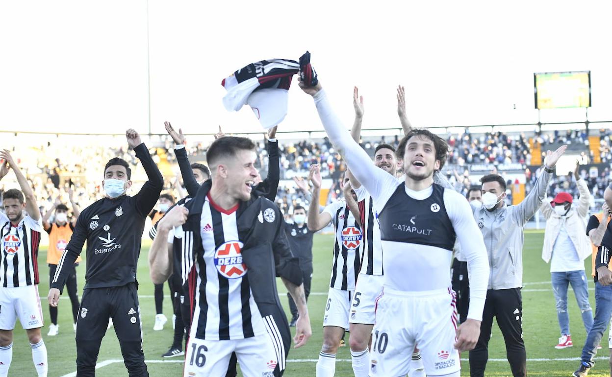 Dani Aquino y Álex Corredera, los goleadores del Badajoz ante el Internacionla, celebran una victoria en el Nuevo Vivero. 