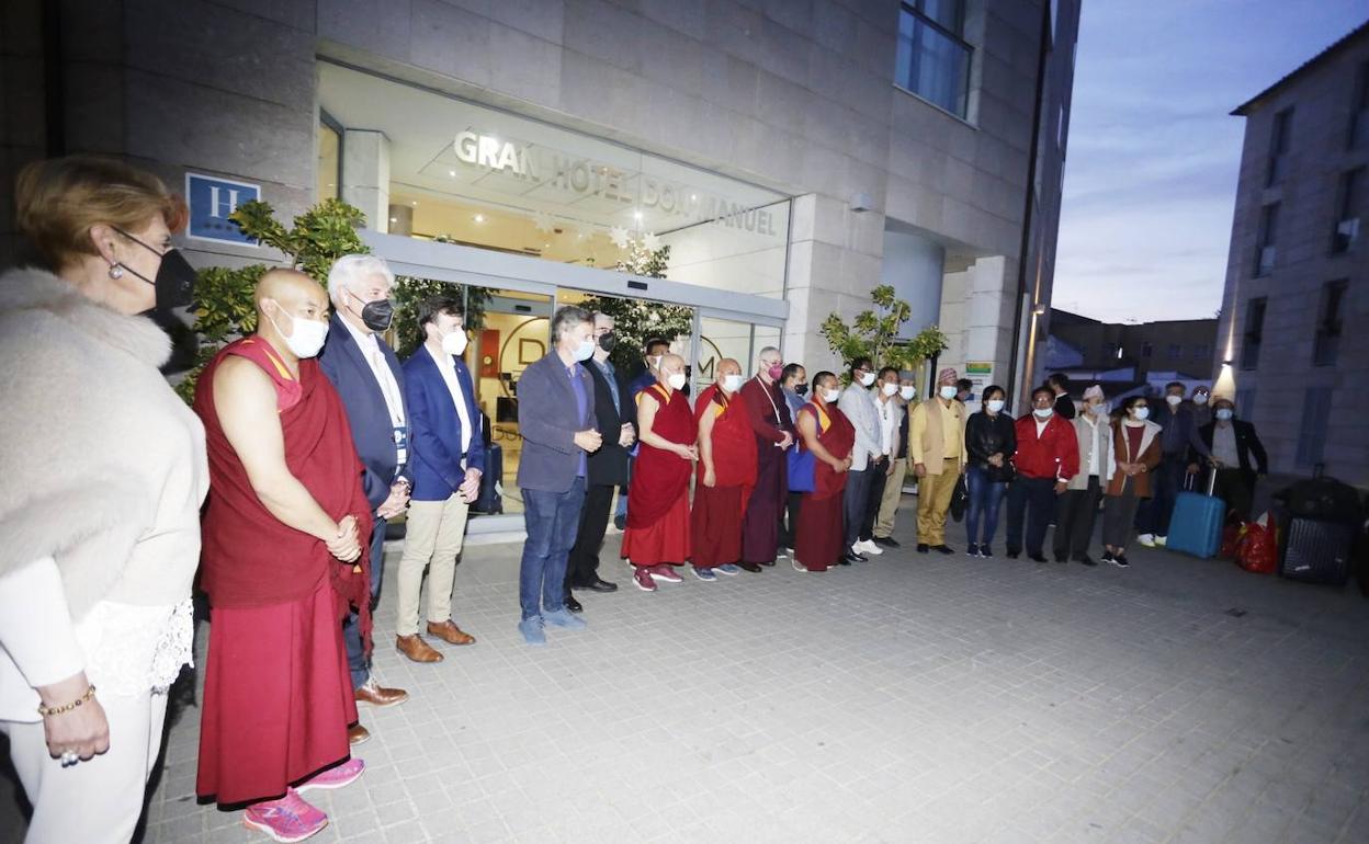 Miembros de la delegación nepalí con monjes budistas a su llegada al hotel Don Manuel de Cáceres, ayer. 