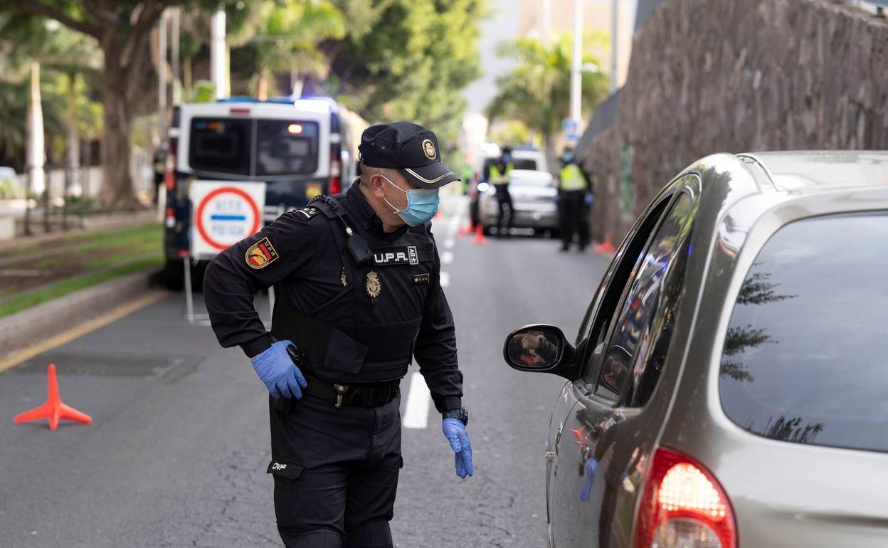 Control de la Policía Nacional por el cierre perimetral autonómico.