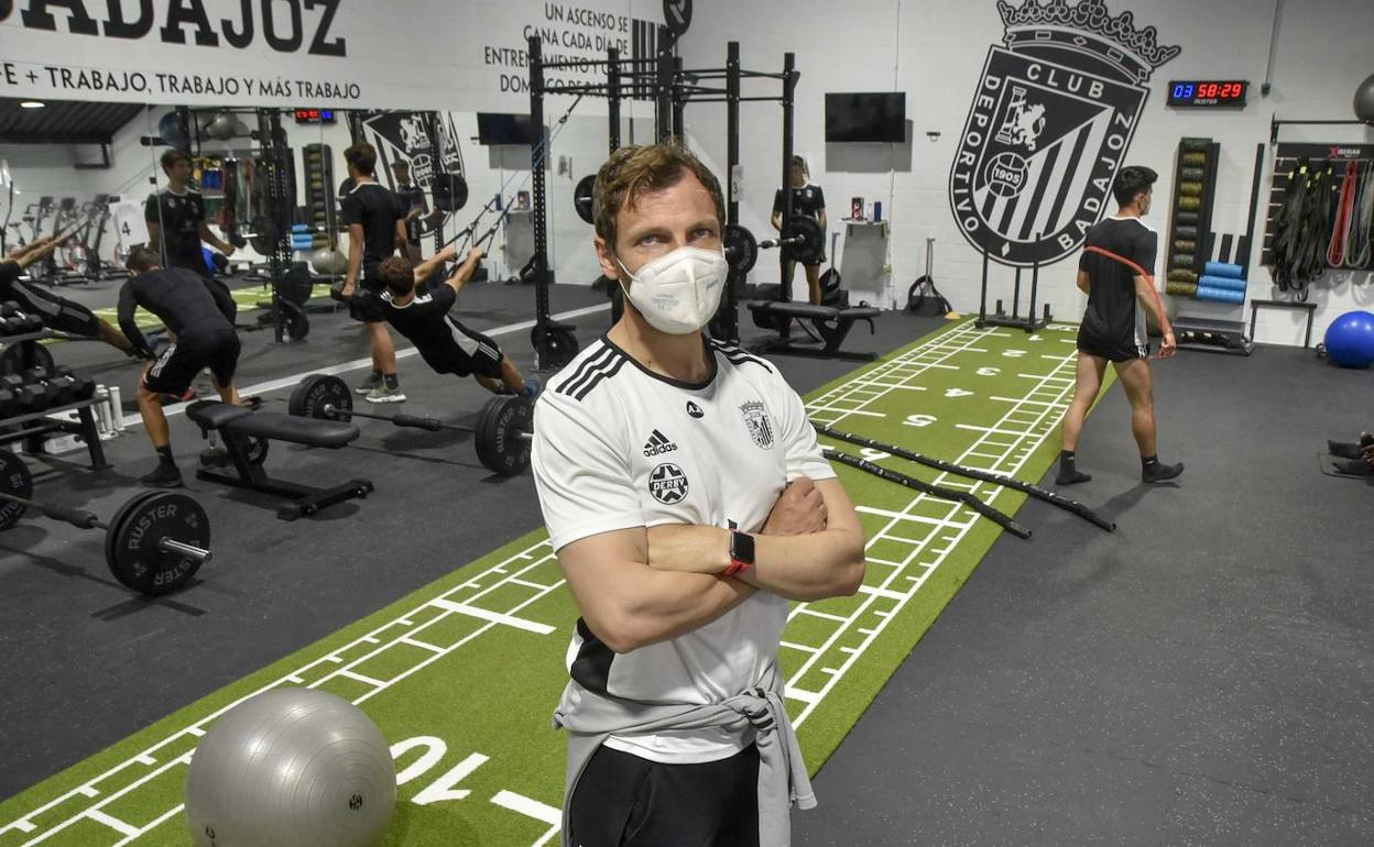 Ángel Aceña, preparador físico del Badajoz, en el gimnasio del Nuevo Vivero. 