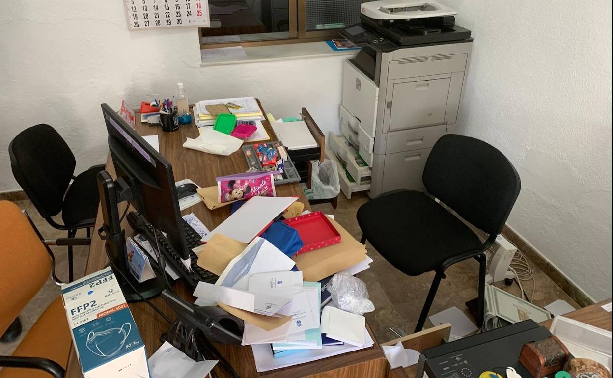 Despacho revuelto de uno de los trabajadores municipales de La Morera, con expedientes y papeles en una mesa. 