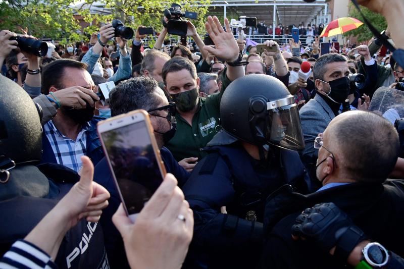 Cargas policiales durante el acto electoral de Vox en Vallecas.