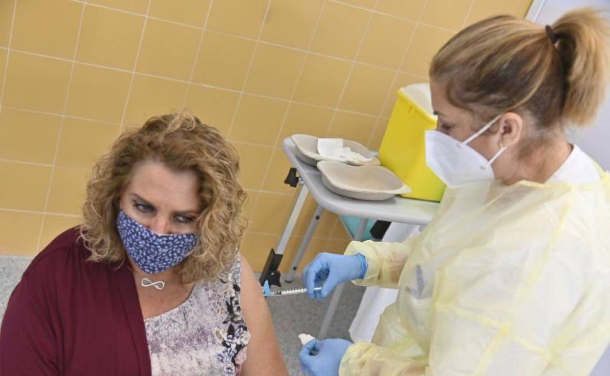 María Teresa Alves yMaría TeresaRodríguez, en la sala de observación después de recibir la vacuna.