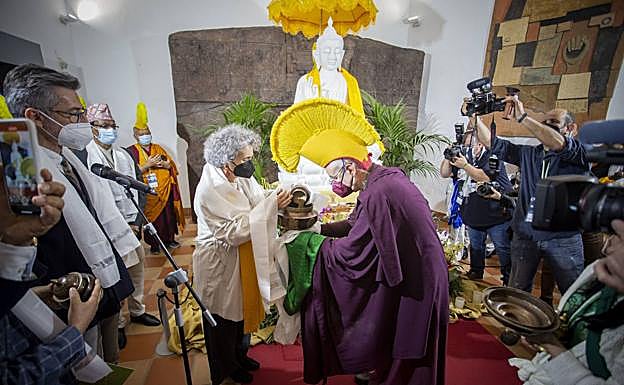 Unión de la tierra cacereña con las tierras sagradas nepalíes en un rito con la alcaldesa en funciones y un monje budista, este jueves en el Pedrilla. 