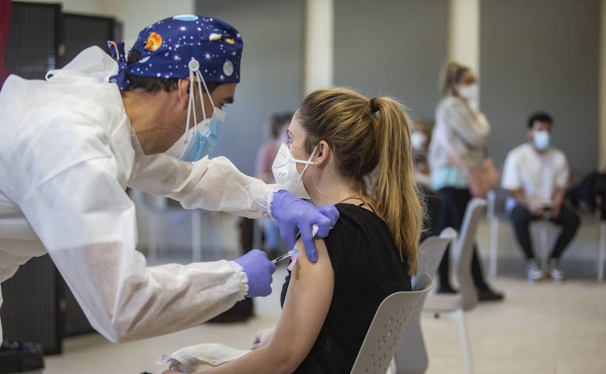 Un enfermero vacunando a una farmacéutica con AstraZeneca en el Hospital Universitario de Cáceres el pasado mes de febrero. 