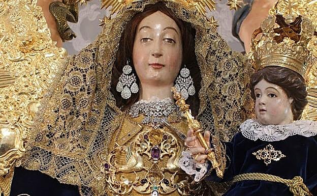 Nuestra Señora Santa María de los Remedios vestida para las fiestas patronales