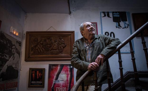 Zorion Eguileor en la escalera de la casa familiar de Mundaka, decorada con carteles de sus discos, películas y obras de teatro.