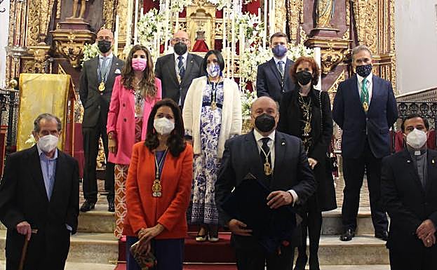 Junta directiva y otras personalidades en la Iglesia de Santa María el Domingo de Milagros