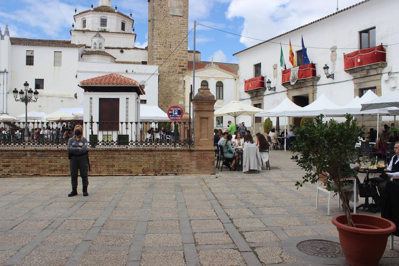 Ambiente y vigilancia del Domingo de Milagros en el Paseo de la Constitución