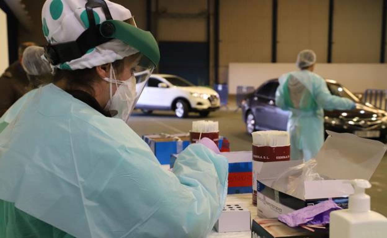 La región suma por tercer día más de un centenar de positivos y aumenta el número de hospitalizados