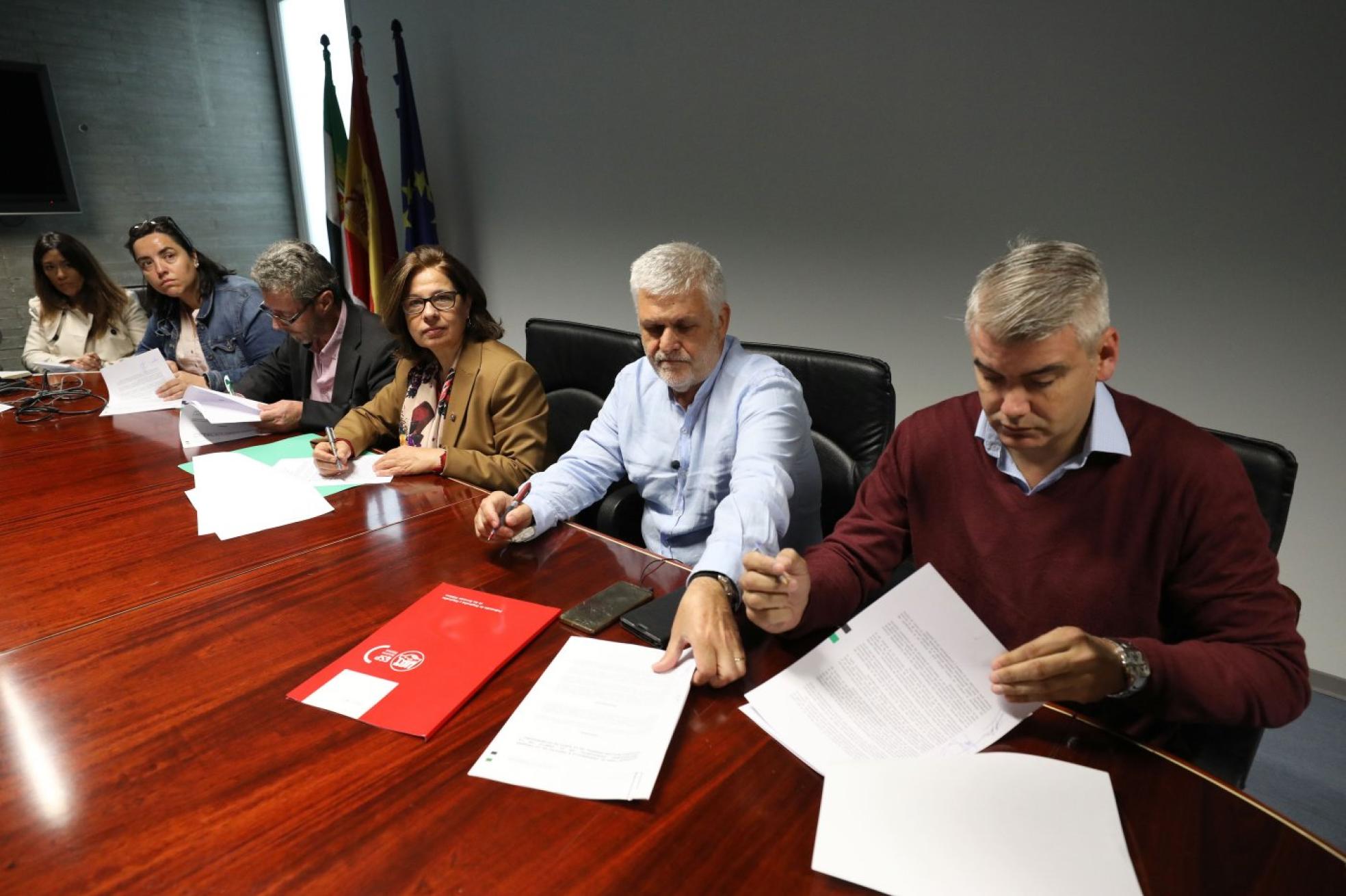 Firma del acuerdo para la implantación de la carrera profesional en 2019 entre Junta y sindicatos. 