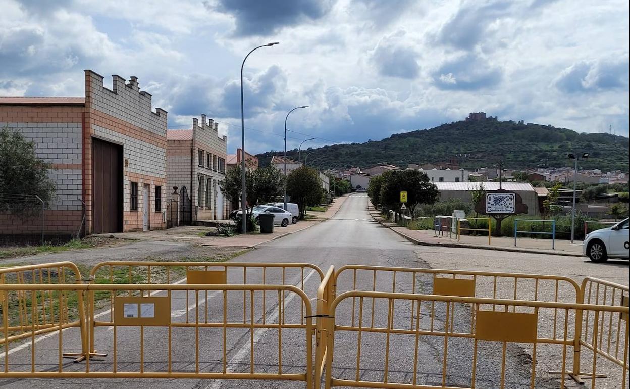 Vallas en la entrada a Salvatierra desde La Parra para impedir el acceso a la localidad de Sierra Suroeste. 