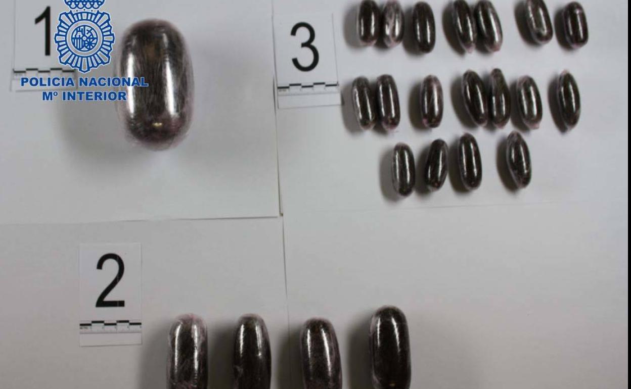 Droga intervenida a la pareja por la Policía Nacional. 