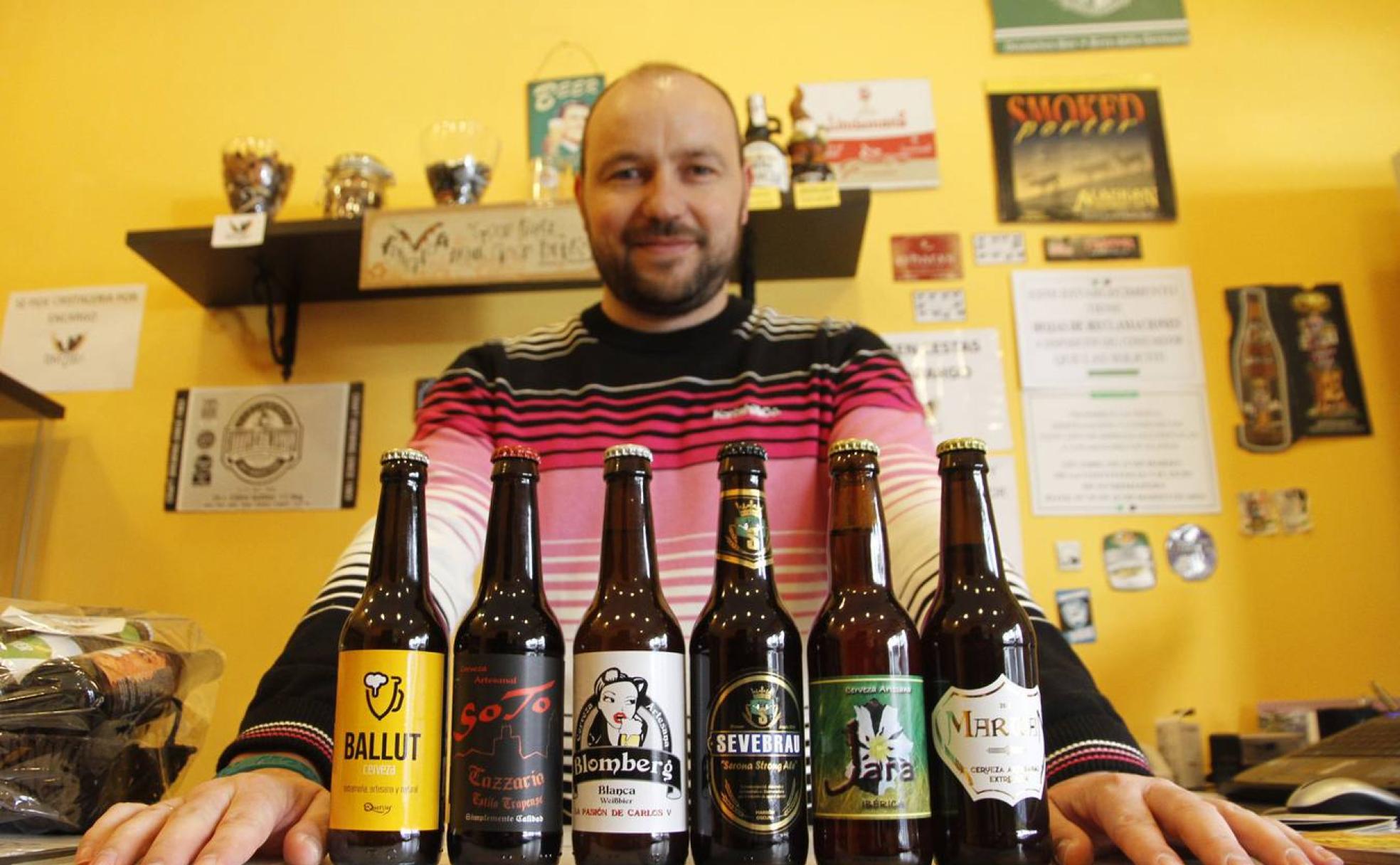 Jesús Santos en su tienda de cervezas de Cáceres. 