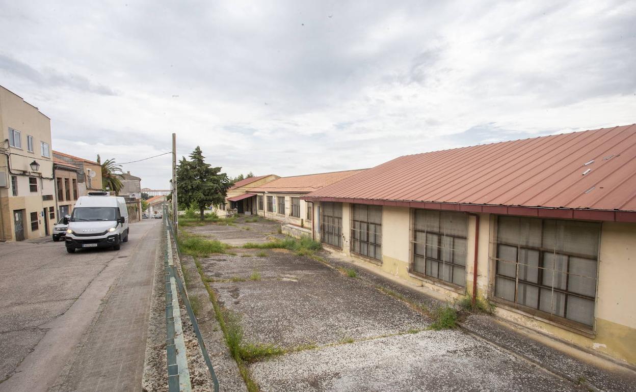 Fachada principal del Madruelo, situado en la calle Tenerías y precintado por su mal estado. 