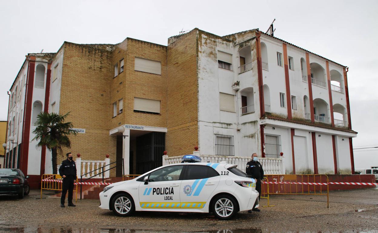 La Policía Local vigital el hotel de Navalvillar de Pela en el que cumplen el aislamiento los esquiladores uruguayos. 