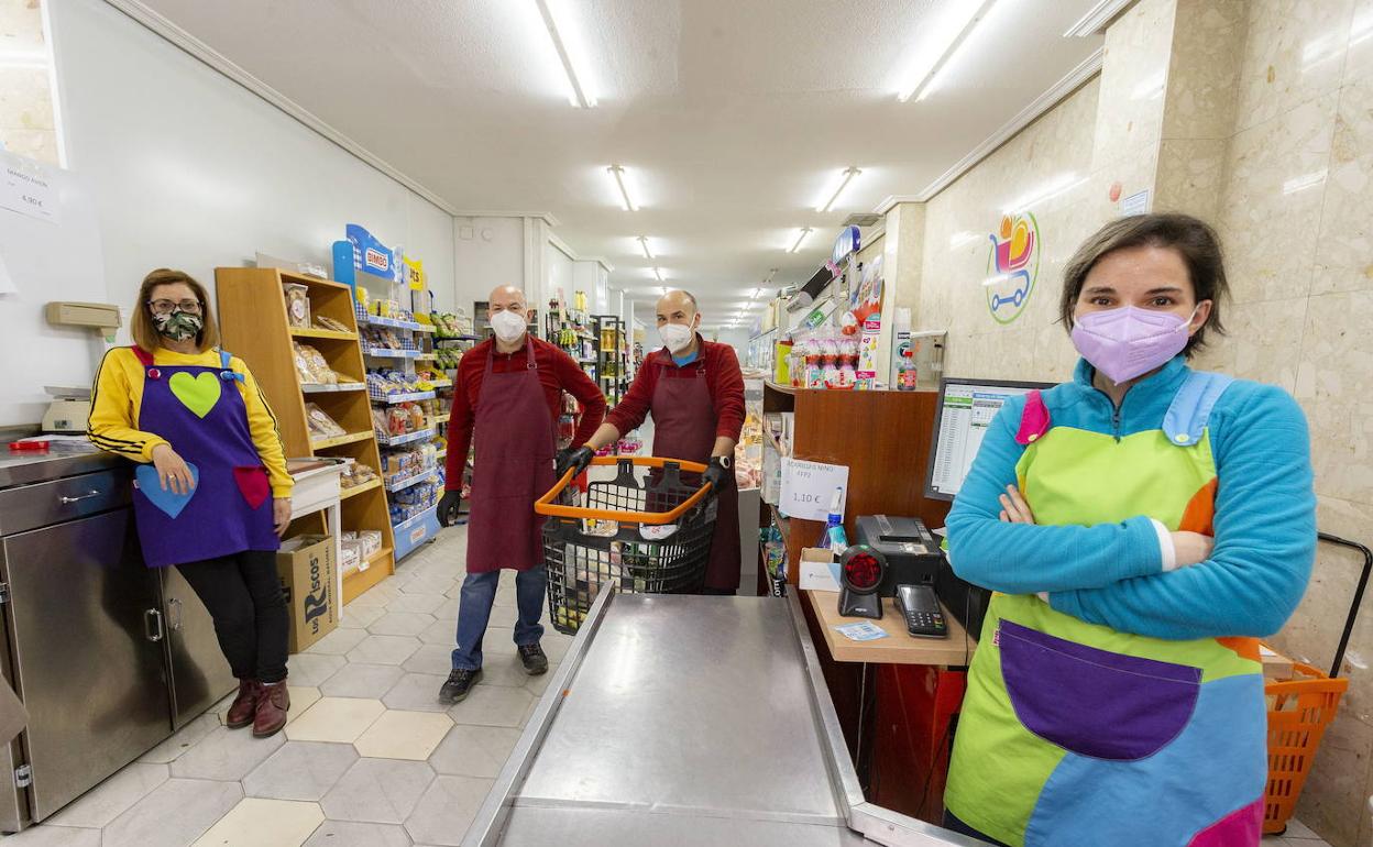 Trabajadores de un supermercado de Cáceres a los que aún no les toca vacunarse.