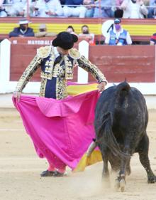 Imagen secundaria 2 - Pablo Aguado contempla lo que fue la tónica habitual del encierro de Luis Algarra. Pase de pecho de El Juli al toro que abrió plaza y con el que no pudo hacer nada. Chicuelina de Pablo Aguado al toro que cerraba plaza en el único quite del festejo. 