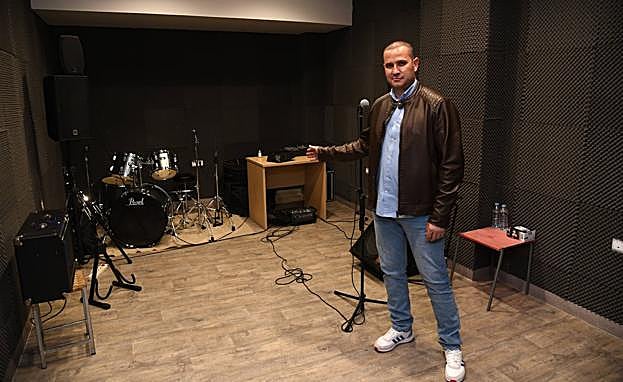 Raúl Barrado en una de las salas de música. 