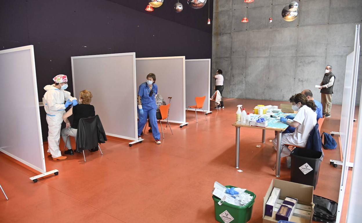 Personal de enfermería vacunando a mayores de 70 años en el Palacio de Congresos de Badajoz.