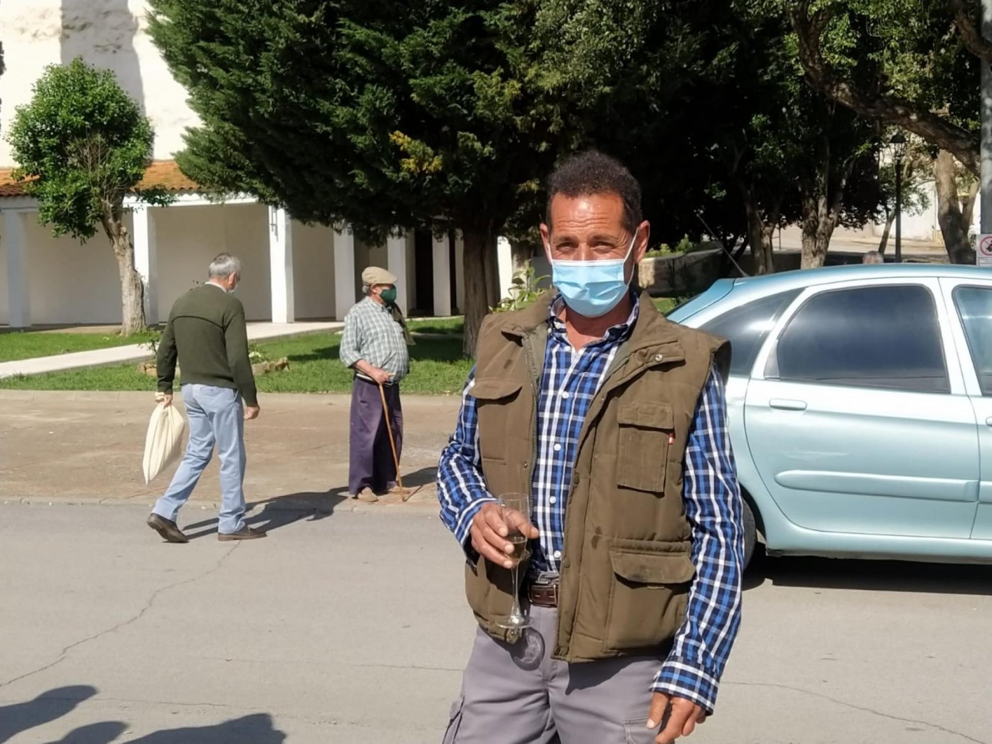 Rufino Peanilla, con una copa de cava, ayer por la mañana en la pedanía jerezana de Valuengo. 