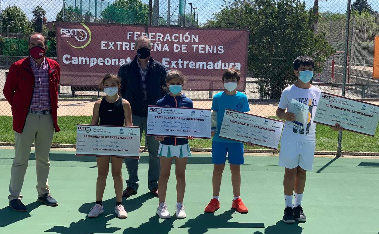 Los ganadores Marcos Romero e Isabel Hernández y finalistas Fernando Travado y Carlota Ardila del Campeonato de Extremadura alevín celebrado en el Casino de Badajoz. 