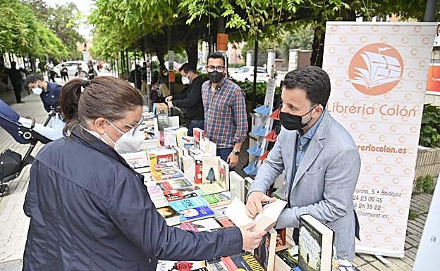 Celebración del Día del Libro, este viernes en la avenida de Huelva. 