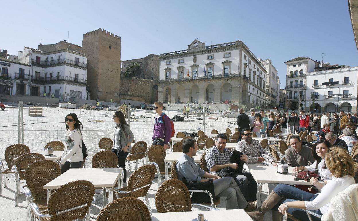 Las terrazas repletas en abril de 2011, aún con los operarios rematando los trabajos. 