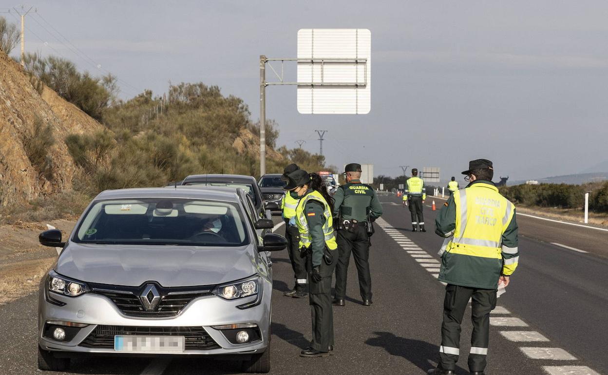 Control de la Guardia Civil en las afueras de Plasencia el pasado mes de enero. 