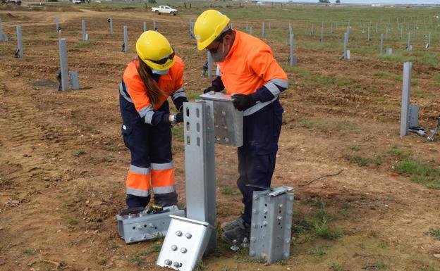 Colocando uno de los postes en los que luego irán las placas solares.