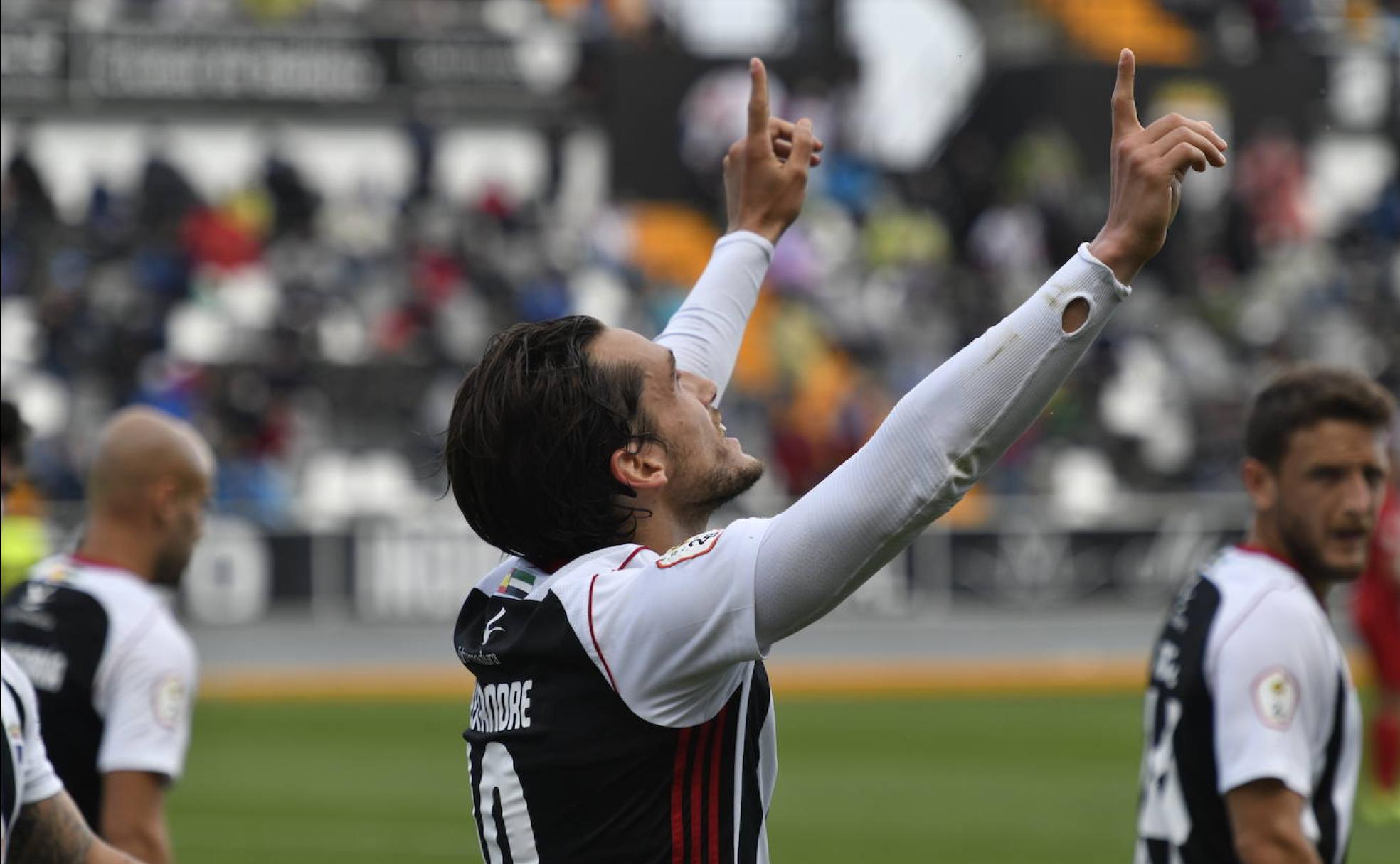 Álex Corredera celebra el gol del CD Badajoz. 