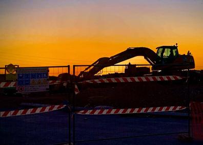 Imagen secundaria 1 - Arriba, glorieta del Amparo que lleva a la Montaña y conecta con el viaducto. Abajo, a la izquierda, trabajos en la obra con la parte antigua de fondo. A la derecha, el viaducto de Valdeflores visto desde la carretera de la Montaña. 