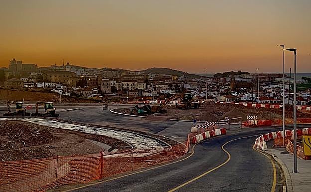 Imagen principal - Arriba, glorieta del Amparo que lleva a la Montaña y conecta con el viaducto. Abajo, a la izquierda, trabajos en la obra con la parte antigua de fondo. A la derecha, el viaducto de Valdeflores visto desde la carretera de la Montaña. 