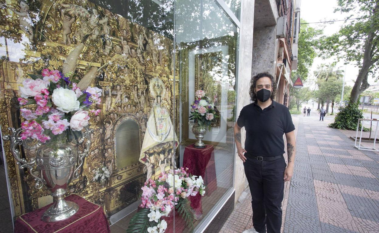 Rubén Mayordomo posa junto a su escaparate, situado en la avenida de Cervantes. 