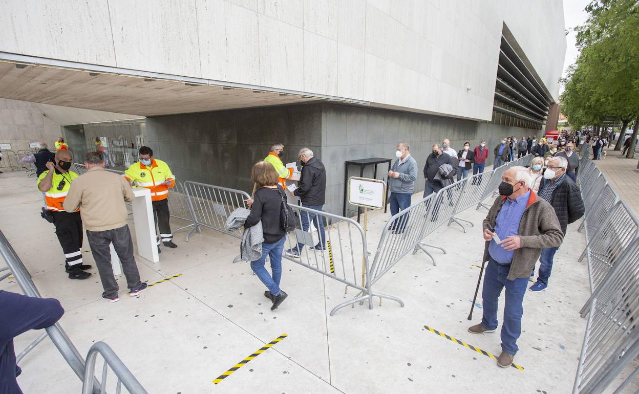 Mayores haciendo cola en el Palacio de Congresos de Cáceres para ser vacunados.
