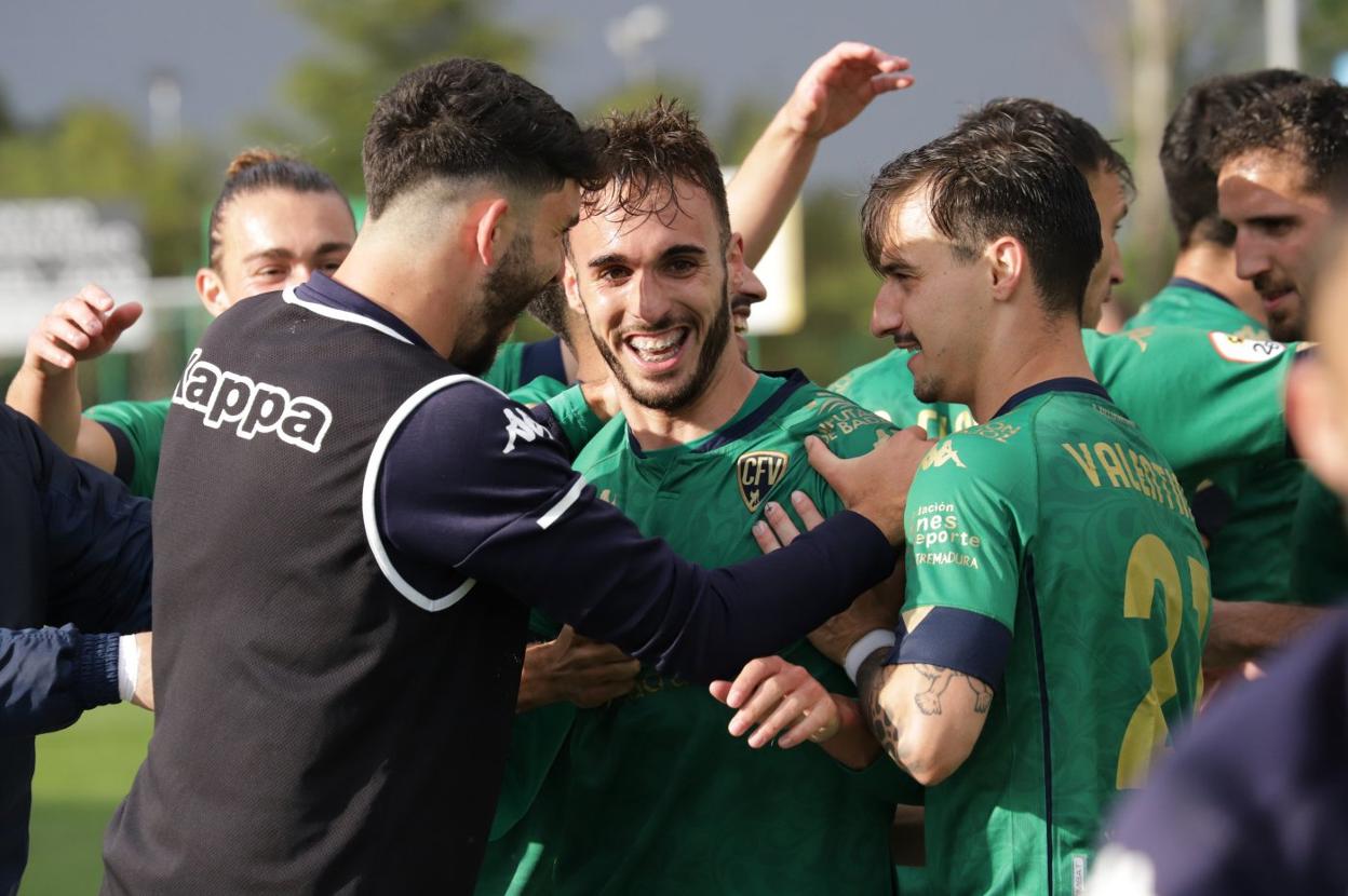 Viñuela celebra el gol junto a sus compañeros. 