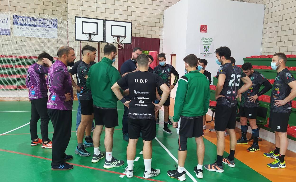 Los jugadores de la UBP reciben indicaciones de su técnico Gonzalo Falcó. 