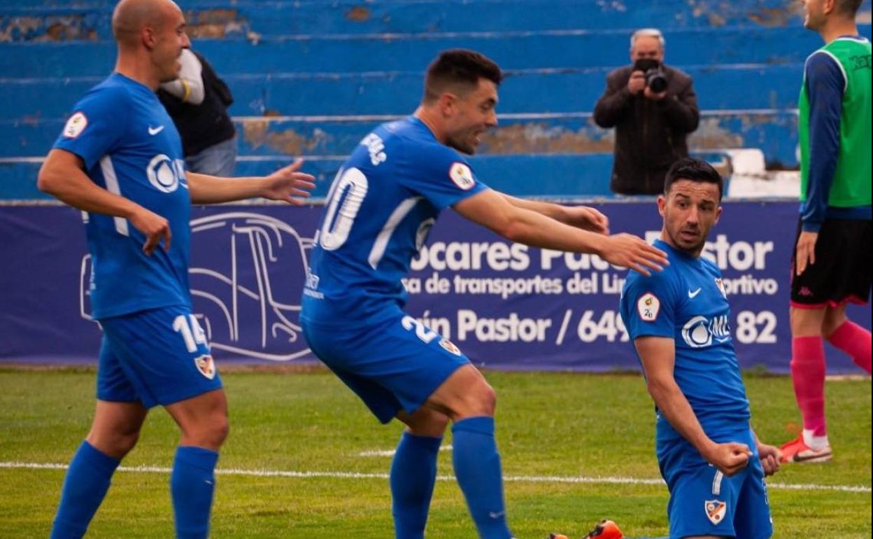 Los jugadores del Linares celebran un gol en un partido de esta temporada. 